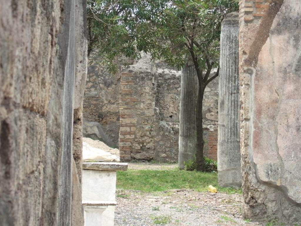 VII.1.25 Pompeii. May 2006. Looking west from atrium across peristyle, towards triclinium 32.
