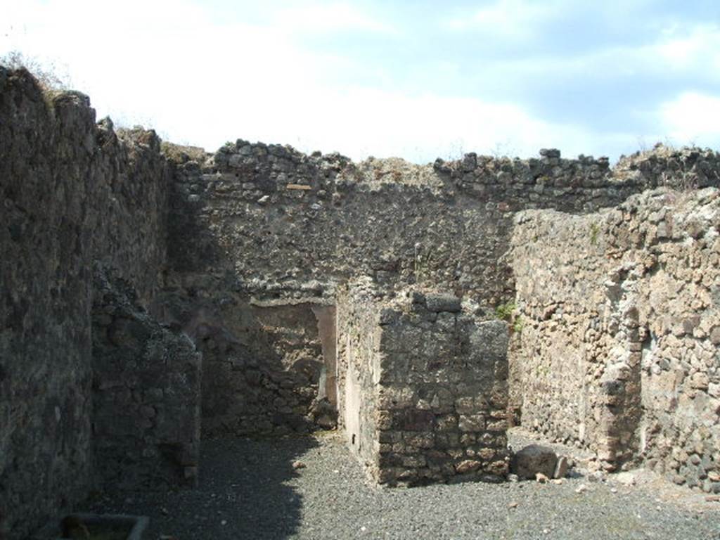 VII.1.31 Pompeii. May 2005. Looking west to rear rooms, the room on the right was a cubiculum.