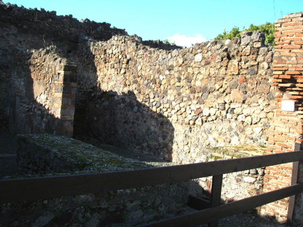 VII.1.32 Pompeii. December 2004. Looking north-west across caupona.