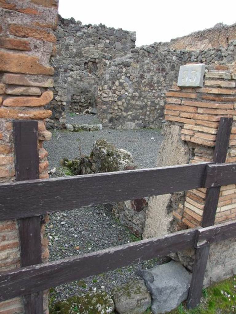 VII.1.33 Pompeii.  Stairs to upper floor.   December 2007.  Entrance.