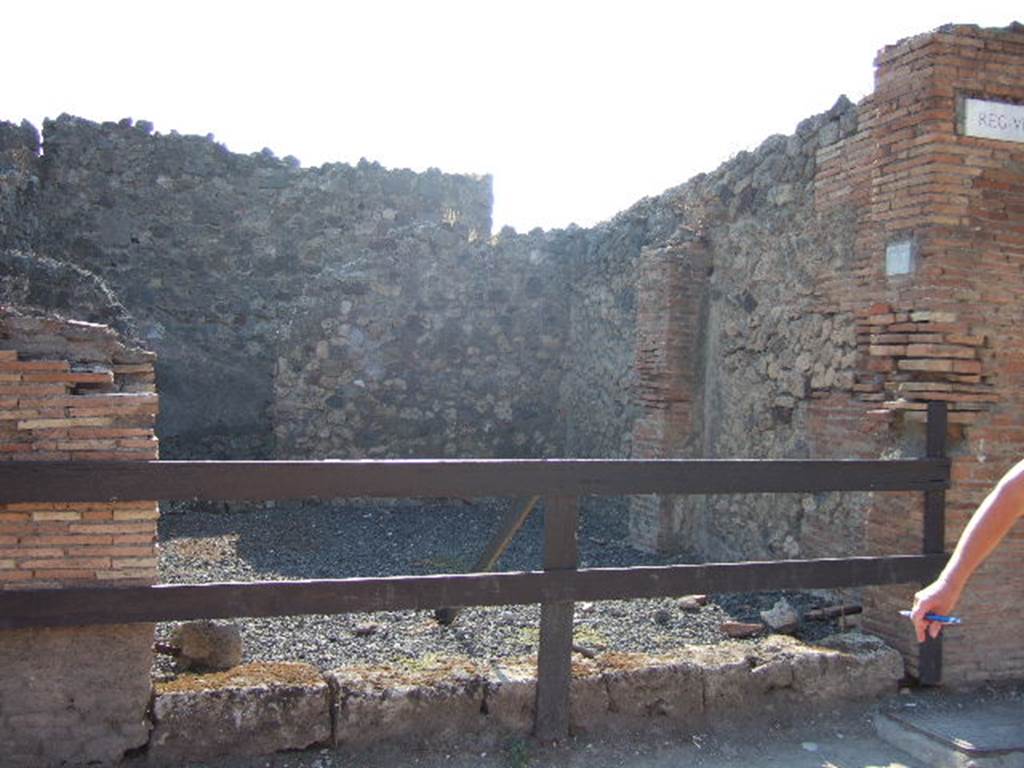 VII.1.34 Pompeii. September 2005. Entrance on Via Stabiana.
In October 1847, on one of these pilasters on the north-east side of VII.1, was found -

C(aium)  I(ulium)  P(olybium)  d(uumvirum)  i(ure)  d(icundo)    [CIL IV 909]

See Fiorelli G., 1862. Pompeianarum antiquitatum historia, Vol. 2: 1819 - 1860, Naples, p. 475.
See Pagano, M. and Prisciandaro, R., 2006. Studio sulle provenienze degli oggetti rinvenuti negli scavi borbonici del regno di Napoli. Naples: Nicola Longobardi.  (p.164)
