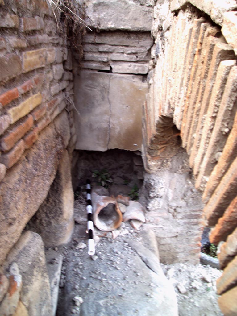 VII.1.36 Pompeii. August 2008.  Looking north in oven. Photo courtesy of Jared Benton.