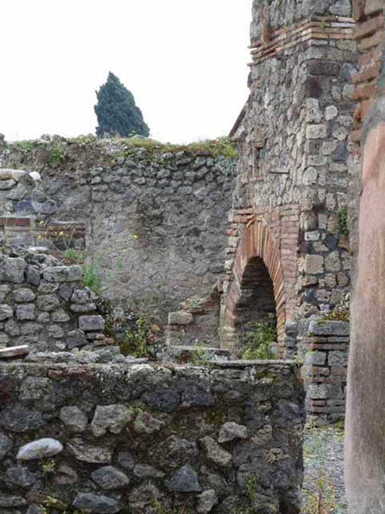 VII.1.36 Pompeii. May 2010. Oven at the rear of the large tub.