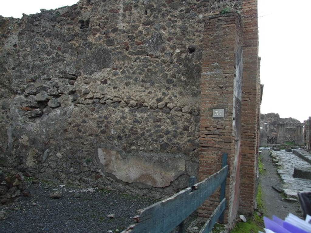 VII.1.37 Pompeii. December 2006. Entrance doorway, looking towards west wall of shop.
According to Fiorelli, on the right of the entrance doorway, was written -
SVETTIOS  .  CERTVM
II VIR  .  VERVM  .  AED  .  OVF  .  DIGN
                              SVNT
See Pappalardo, U., 2001. La Descrizione di Pompei per Giuseppe Fiorelli (1875). Napoli: Massa Editore. (p.76)

According to Epigraphik-Datenbank Clauss/Slaby (See www.manfredclauss.de) this read

Suettios Certum
IIvir(um) Verum aed(ilem) o(ro) v(os) f(aciatis) dign(os) sunt   [CIL IV 643]
