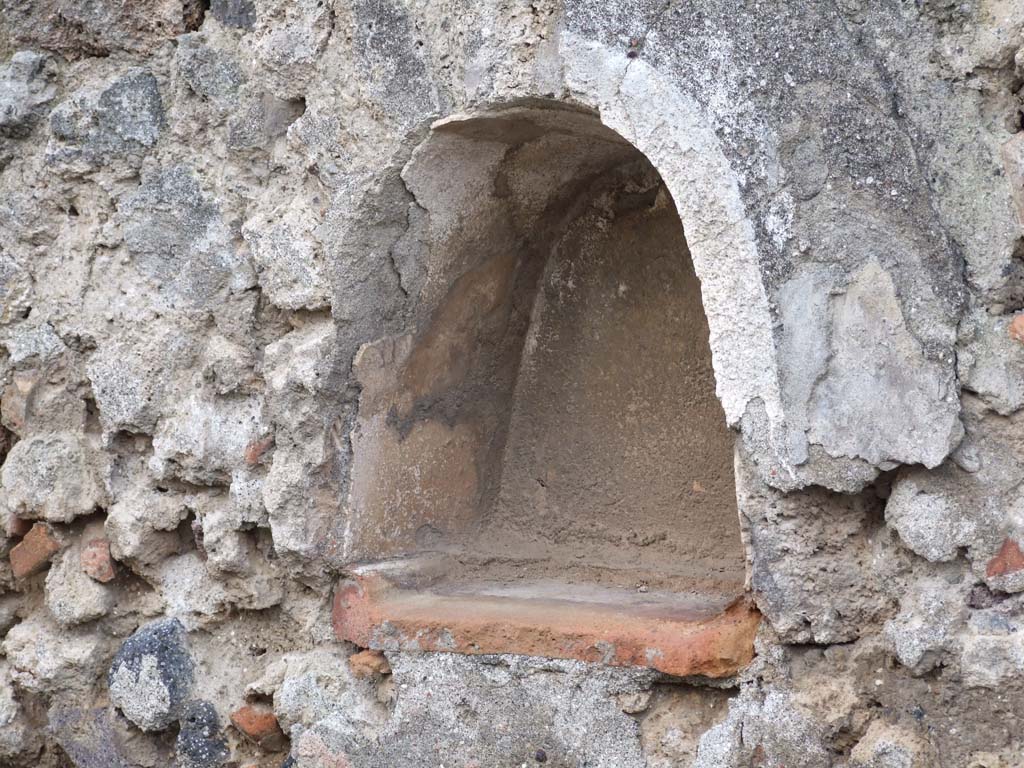 VII.1.39 Pompeii. December 2006. Arched niche in west wall of bar-room.