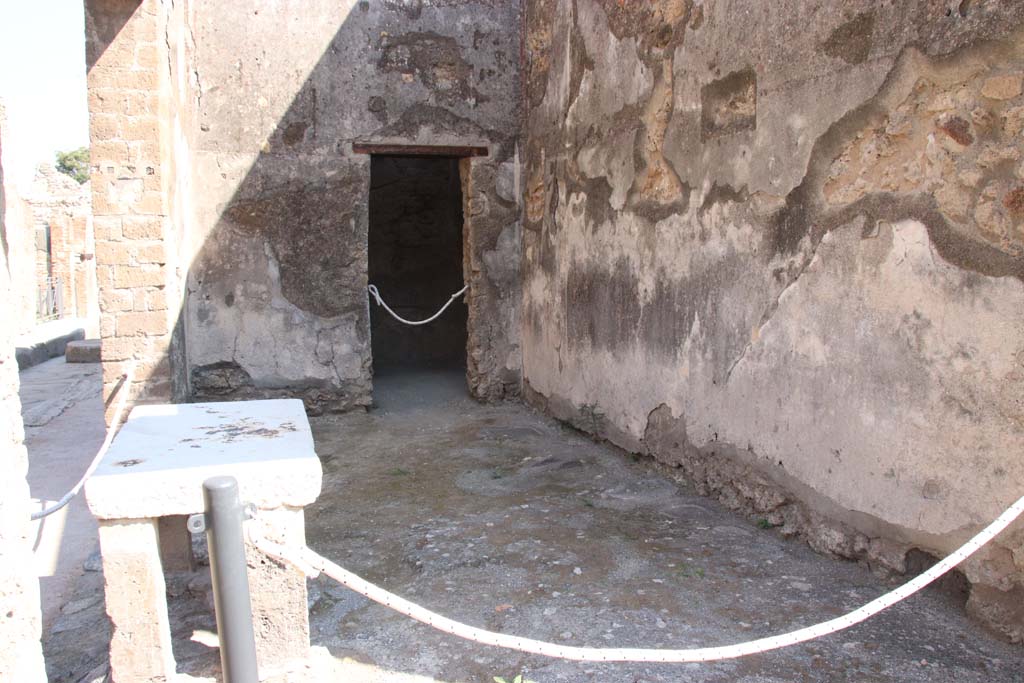 VII.1.42 Pompeii. September 2017. Looking east towards table and entrance at VII.1.41, on left. Photo courtesy of Klaus Heese.