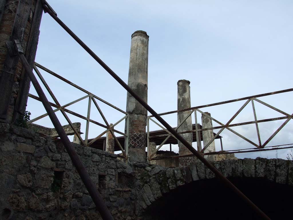 VII.1.43 Pompeii. December 2007. Peristyle of VII.1.40 above vaulted ceiling.