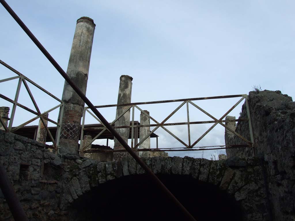 VII.1.43 Pompeii. December 2007. Peristyle of VII.1.40 above vaulted ceiling.