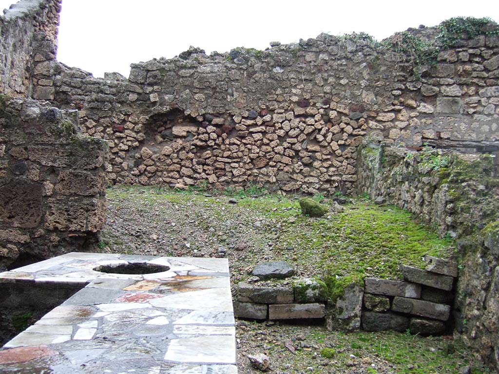 VII.1.44 Pompeii. December 2006. Looking east to remains of triclinium at rear.