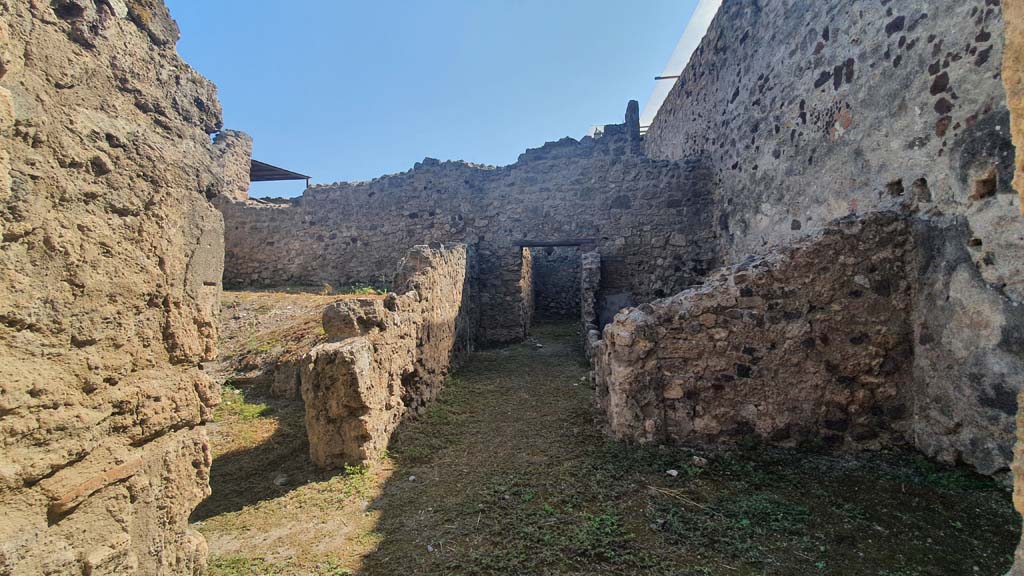 VII.1.44/45 Pompeii. July 2021. Looking east from entrance towards rear rooms.
Foto Annette Haug, ERC Grant 681269 DCOR.

