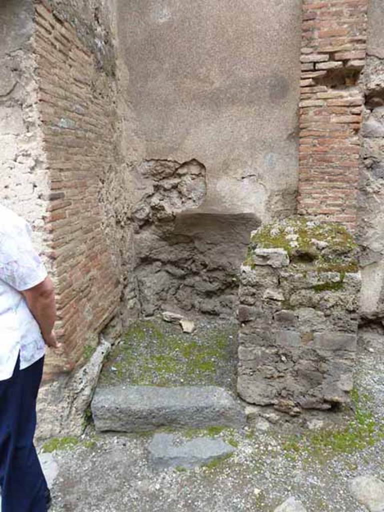 VII.1.46 Pompeii. May 2010. Latrine on north side of entrance corridor 16.