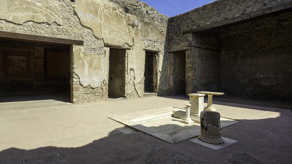 VII.1.47 Pompeii. August 2021. 
North side of Atrium 3, with Exedra 10, on left, and Tablinum 6, on right. Photo courtesy of Robert Hanson.
