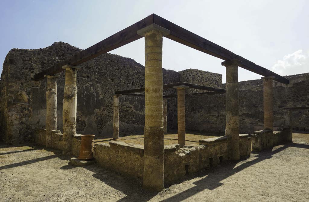 VII.1.47 Pompeii. August 2021. Looking south-east across peristyle 19. Photo courtesy of Robert Hanson.