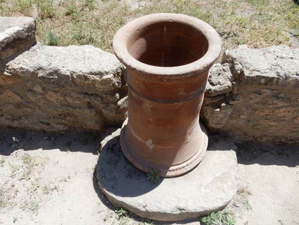 VII.1.47 Pompeii. May 2017. Terracotta puteal in wall of peristyle garden, looking south.  Photo courtesy of Buzz Ferebee.
