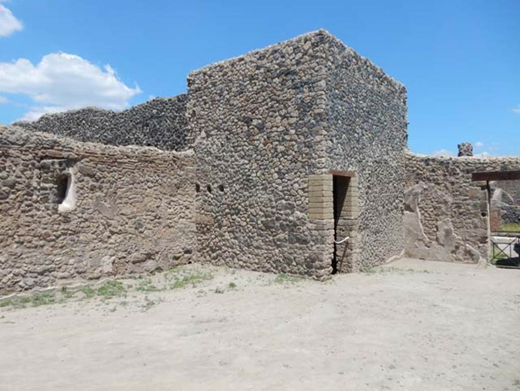 VII.1.47 Pompeii. May 2017. 
Looking north-east across room 21 on south side of peristyle, with doorway to room 22 and entrance at VII.1.18, on right.
Photo courtesy of Buzz Ferebee.

