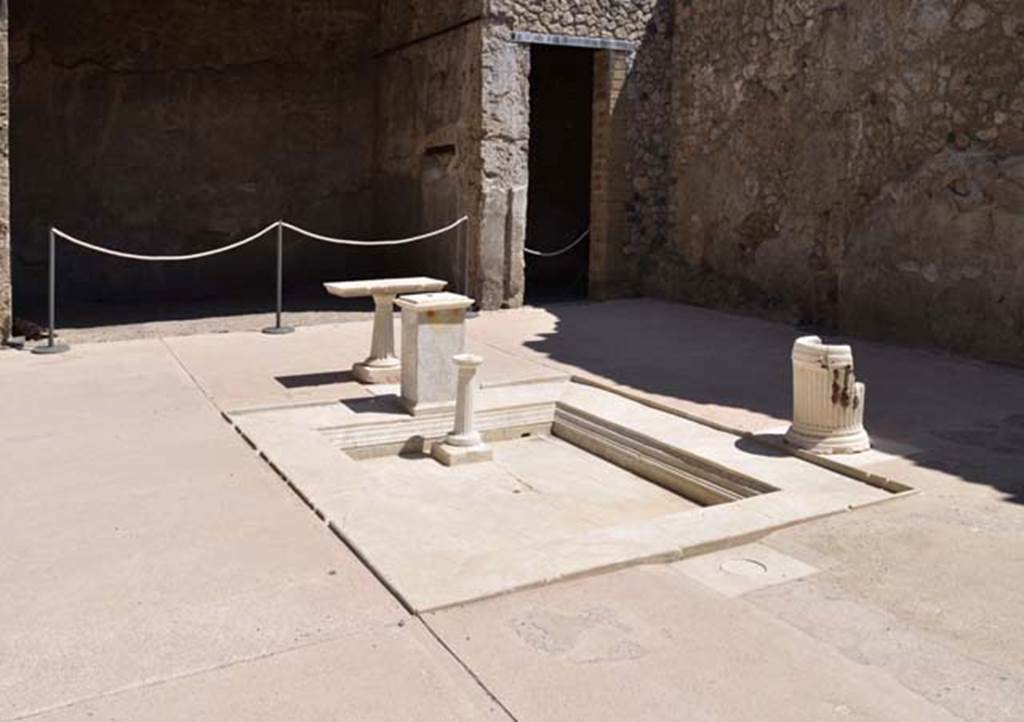 VII.1.25 Pompeii. April 2018. Looking east across atrium 3, at the rear left is the tablinum 6, and room 5, at the rear on right.
Photo courtesy of Ian Lycett-King. 
Use is subject to Creative Commons Attribution-NonCommercial License v.4 International.
