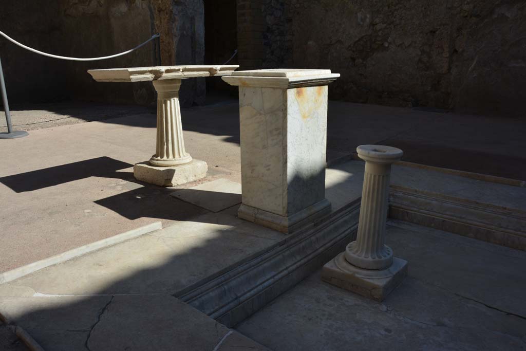 VII.1.47 Pompeii. October 2019. Looking south-east across impluvium in atrium 3.
Foto Annette Haug, ERC Grant 681269 DÉCOR.

