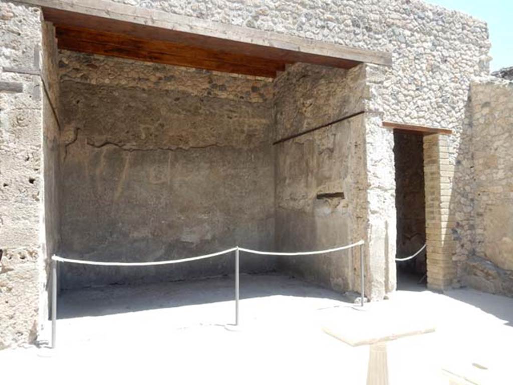 VII.1.47 Pompeii. September 2017. Looking north-east towards room 6, tablinum. Photo courtesy of Klaus Heese.