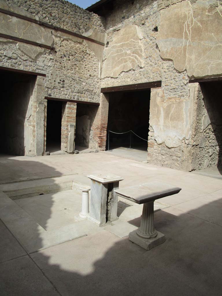 VII.1.47, Pompeii. December 2018. 
Looking north in Corridor 9, from atrium towards kitchen area, see VII.1.46. Photo courtesy of Aude Durand.
