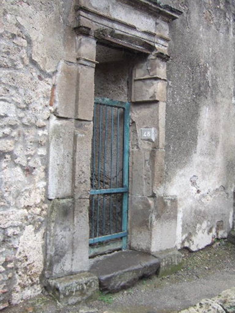 VII.1.48 Pompeii. December 2005. Entrance on Vicolo del Lupanare.