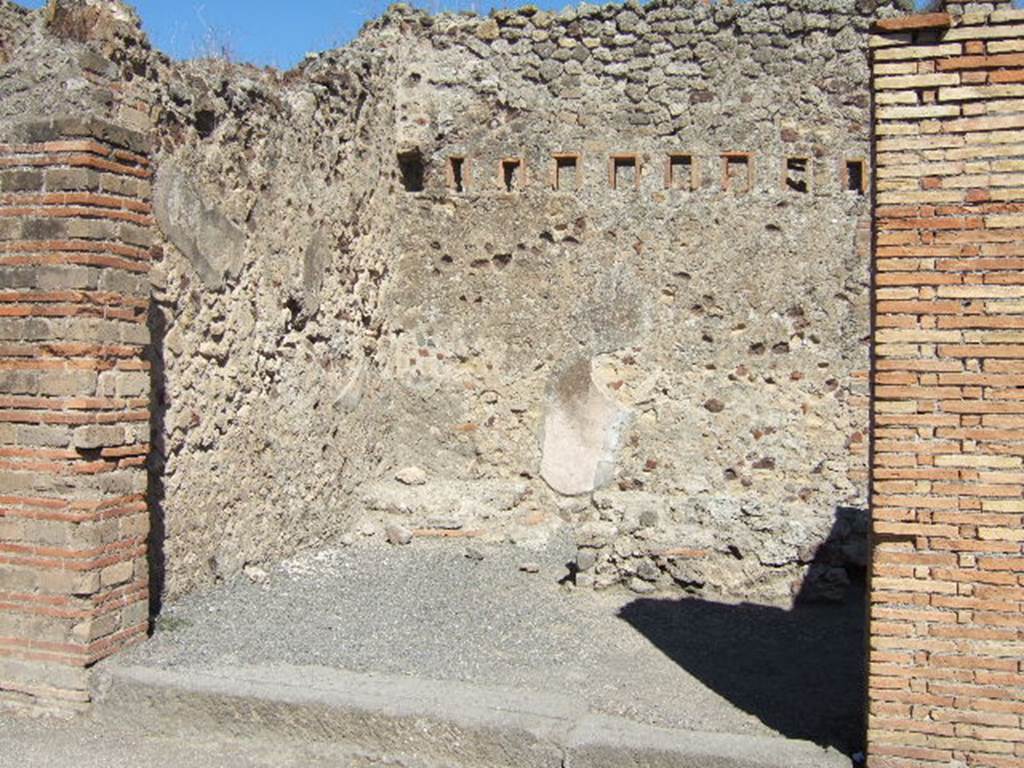 VII.1.62 Pompeii.  September 2005.  Looking at east wall.