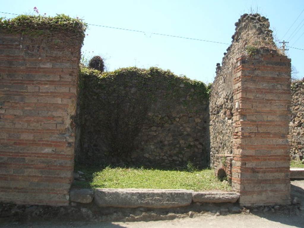 VII.2.2 Pompeii. May 2005. Entrance, looking west. According to Della Corte, found on the right pilaster of the entrance, between VII.2.2 and VII.2.3  was the graffiti
Procule  Frontoni  
tuo  officium  commoda  [CIL IV 920]
See Della Corte, M., 1965.  Case ed Abitanti di Pompei. Napoli: Fausto Fiorentino. (p. 158 and Note 4)
