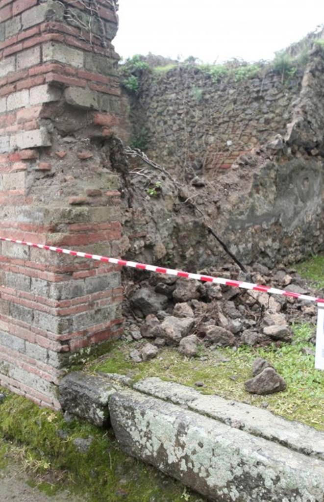 VII.2.2 Pompeii. December 2010. Looking south into VII.2.1. The south shared wall of VII.2.2 has collapsed.