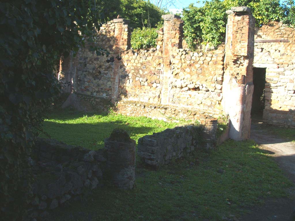 VII.2.3 Pompeii. December 2004. North-east side of peristyle, on right.