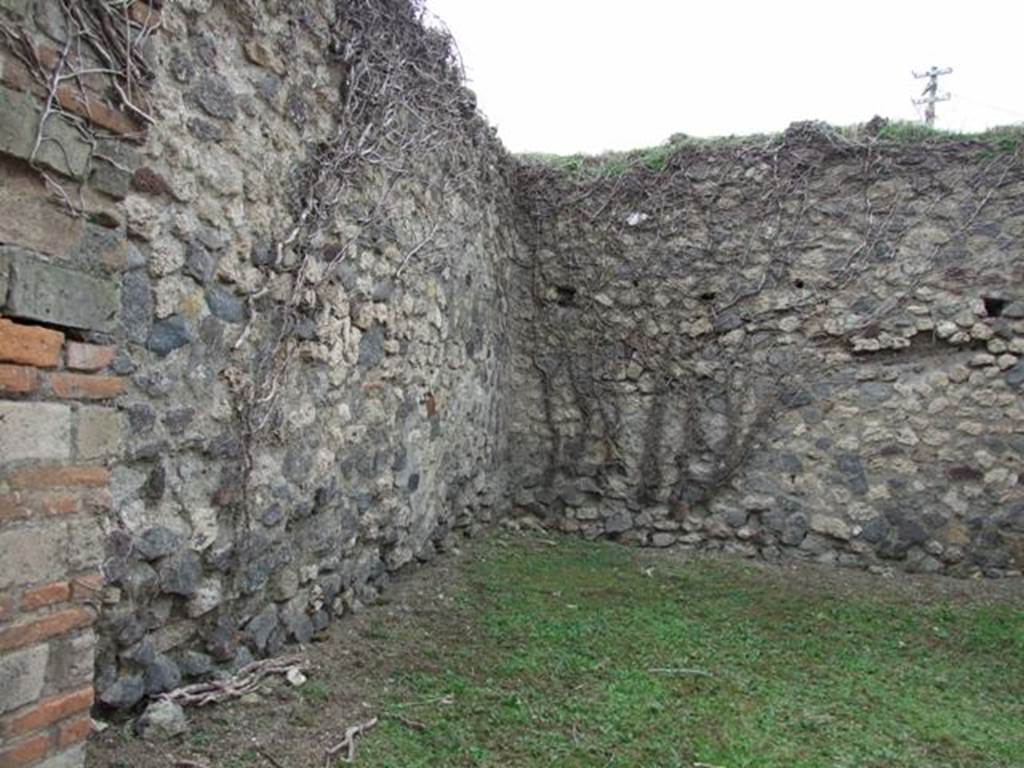 VII.2.4 Pompeii.  Shop.  December 2007.  South wall and south west corner.