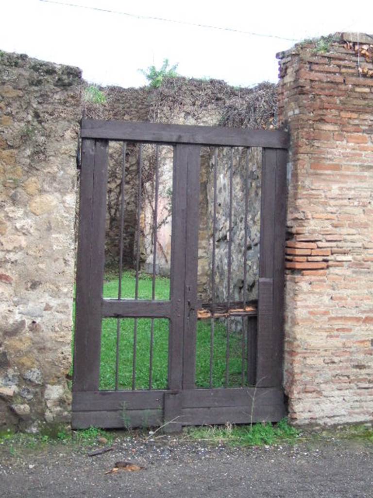 VII.2.6 Pompeii. December 2005. Entrance. The electoral recommendation painted to the right of the entrance doorway, attributed the house to
Terentius 
 Neo  (rog(at)     [CIL IV 871]
The full recommendation read  Cuspium Pansam aed(ilem)
                                                             Terentius
                                                              Neo  (rogat)    [CIL IV 871]
See Della Corte, M., 1965.  Case ed Abitanti di Pompei. Napoli: Fausto Fiorentino. (p. 159)

