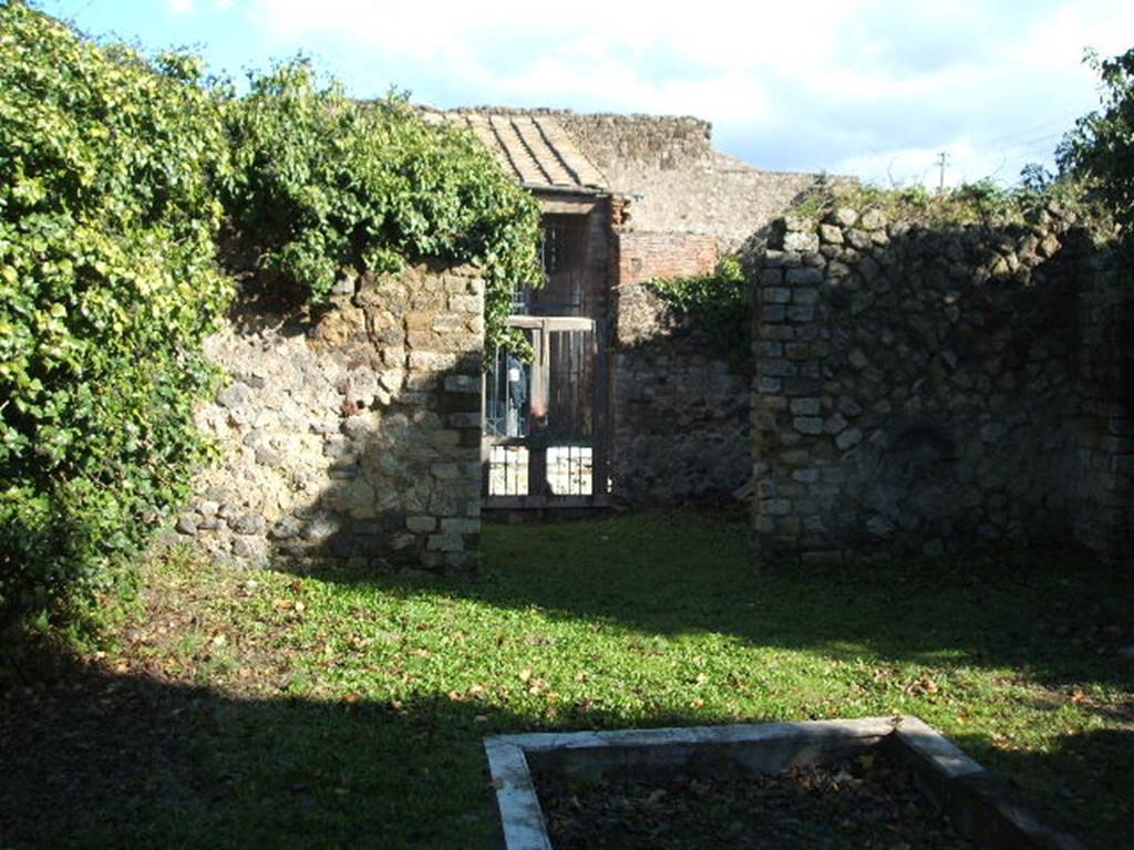 VII.2.6 Pompeii. December 2004. Atrium with impluvium, looking east towards entrance, from rear.