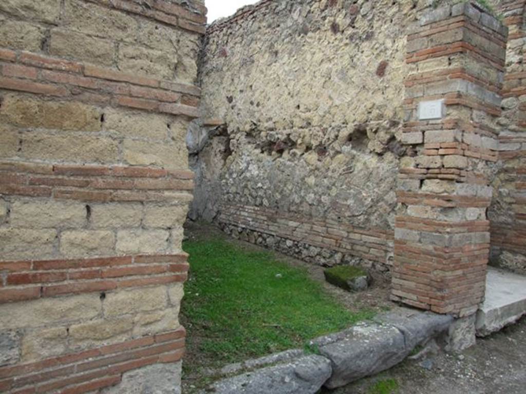 VII.2.13 Pompeii.  Shop with dwelling.  December 2007.  Entrance.