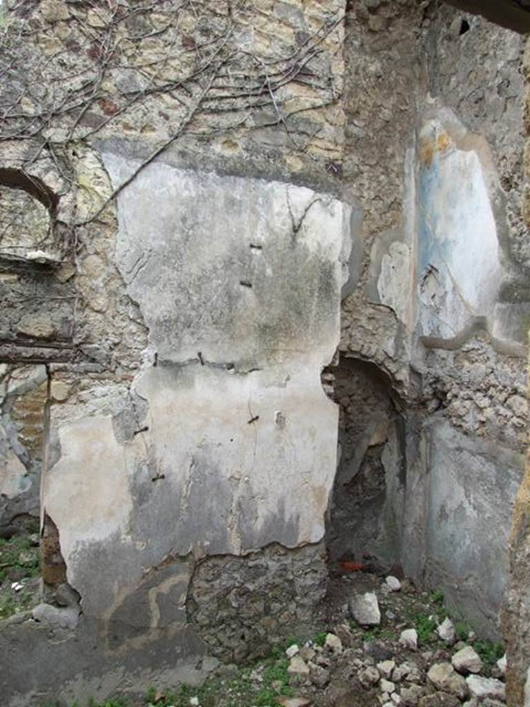 VII.2.14 Pompeii.  March 2009. Garden room.  South wall with niche in corner.