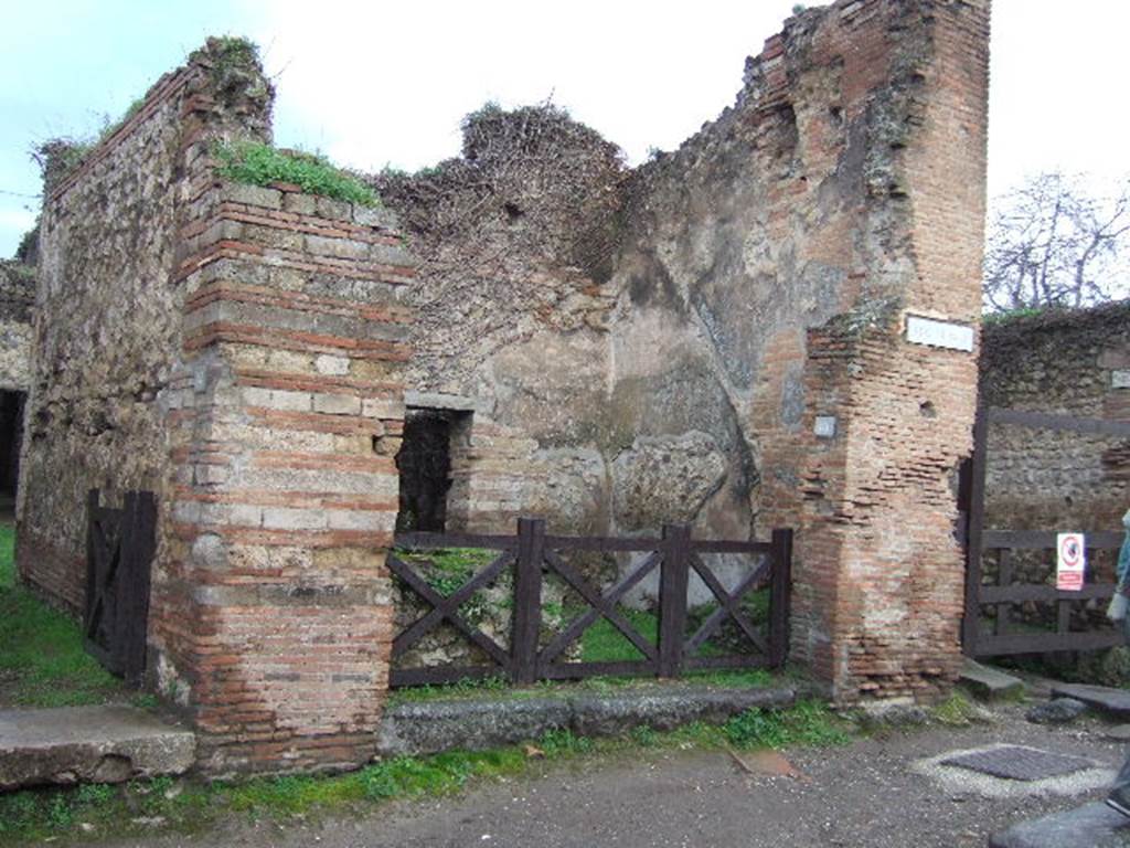 VII.2.15 Pompeii. December 2005. Entrance. According to Della Corte, a graffito written on the left of the entrance doorway read
Postumium iuvenem
aed(ilem) o(ro) v(os) f(aciatis)
Optatio  rog(at)    [CIL IV 849]
See Della Corte, M., 1965.  Case ed Abitanti di Pompei. Napoli: Fausto Fiorentino. (p. 155-6, no:277)

