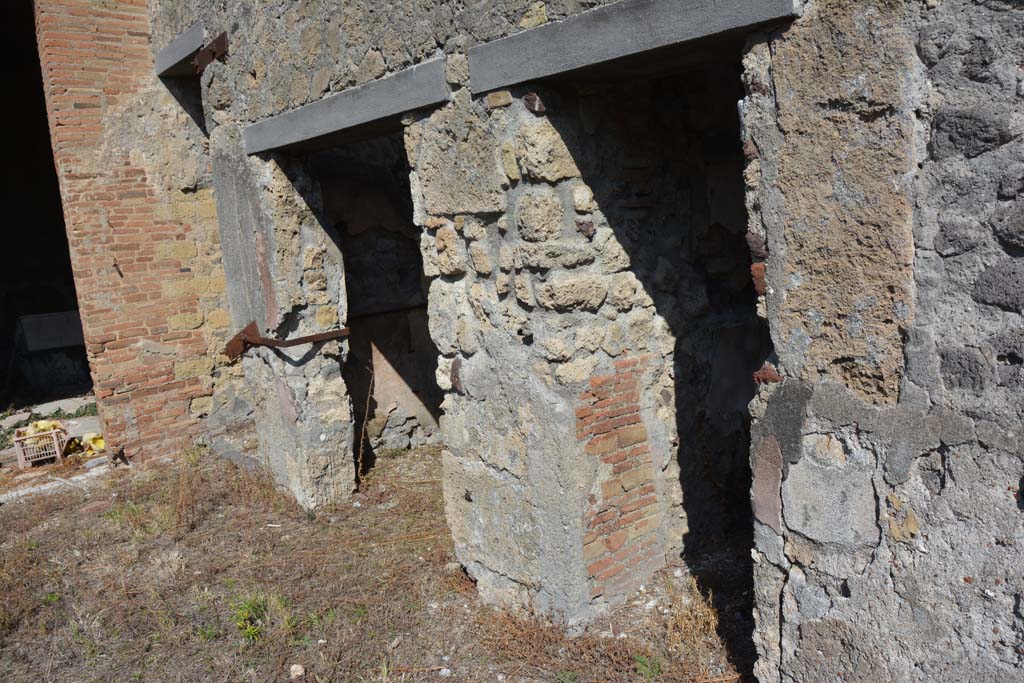 VII.2.16 Pompeii. October 2019. Looking north-east on east portico, with doorways to oecus 3, on left, and rooms 4, 5 and 6.
Foto Annette Haug, ERC Grant 681269 DCOR.
