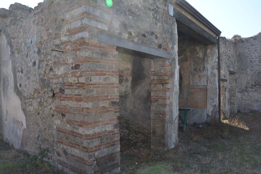 VII.2.16 Pompeii. October 2019. Looking west along south portico with doorways to rooms 16 and 17.
Foto Annette Haug, ERC Grant 681269 DCOR.
