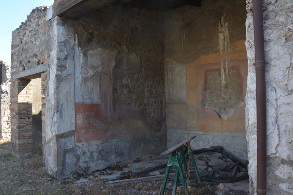 VII.2.16 Pompeii. October 2019. Exedra 17, looking towards east wall from south portico.
Foto Annette Haug, ERC Grant 681269 DCOR.
