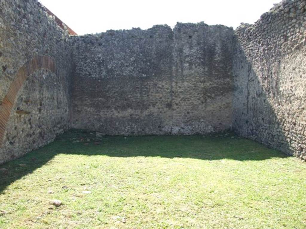 VII.2.18 Pompeii.  March 2009. Room 17. Exedra.   South wall.