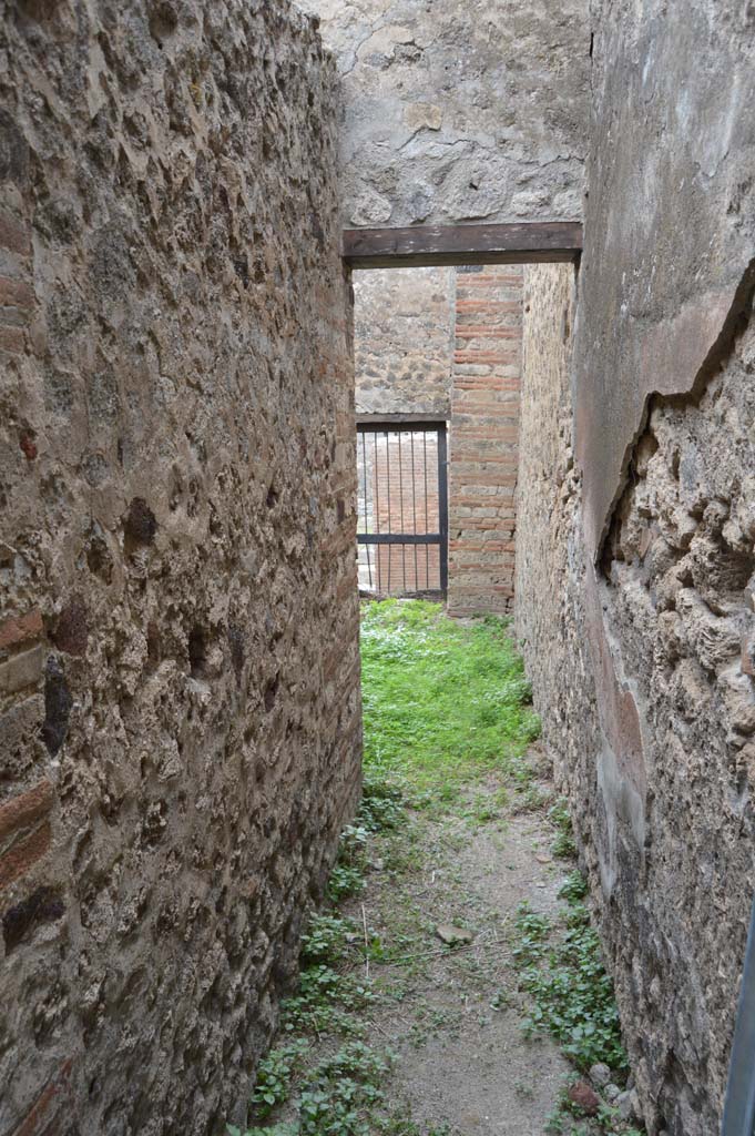 VII.2.18 Pompeii. October 2017. Room 19, corridor leading south to kitchen area from peristyle.
Foto Taylor Lauritsen, ERC Grant 681269 DÉCOR.


