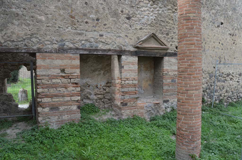 VII.2.18 Pompeii October 2017. Aedicula Lararium on west side of peristyle.
Foto Taylor Lauritsen, ERC Grant 681269 DÉCOR.
