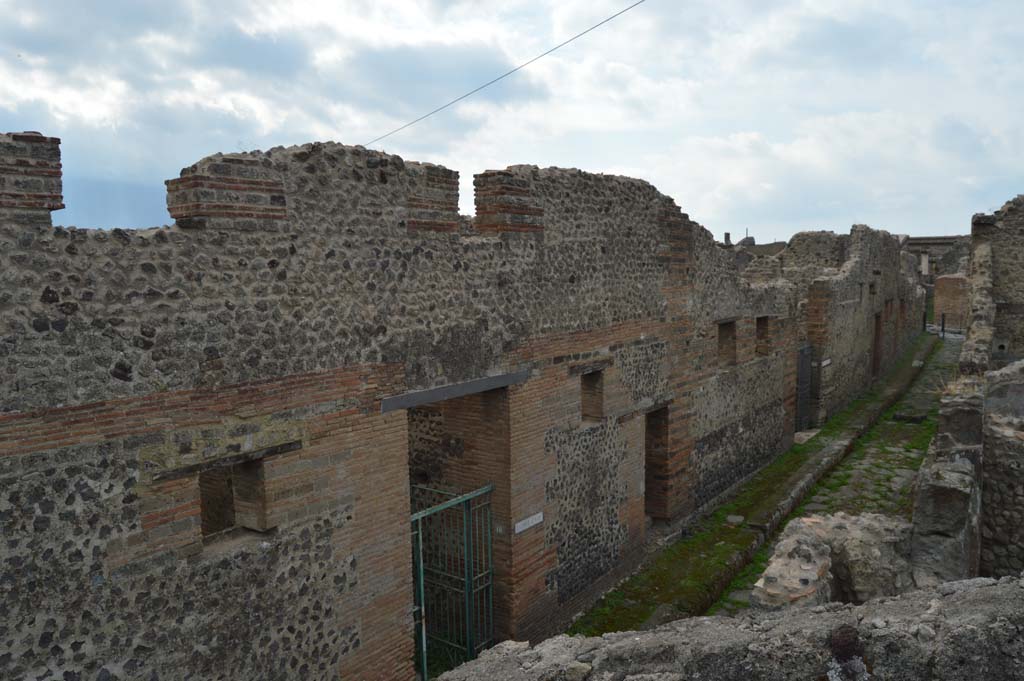 Vicolo del Panettiere, south side, Pompeii. October 2017. Looking west from VII.2.18, lower centre, towards junction with Vicolo Storto, on right.
Foto Taylor Lauritsen, ERC Grant 681269 DÉCOR.
