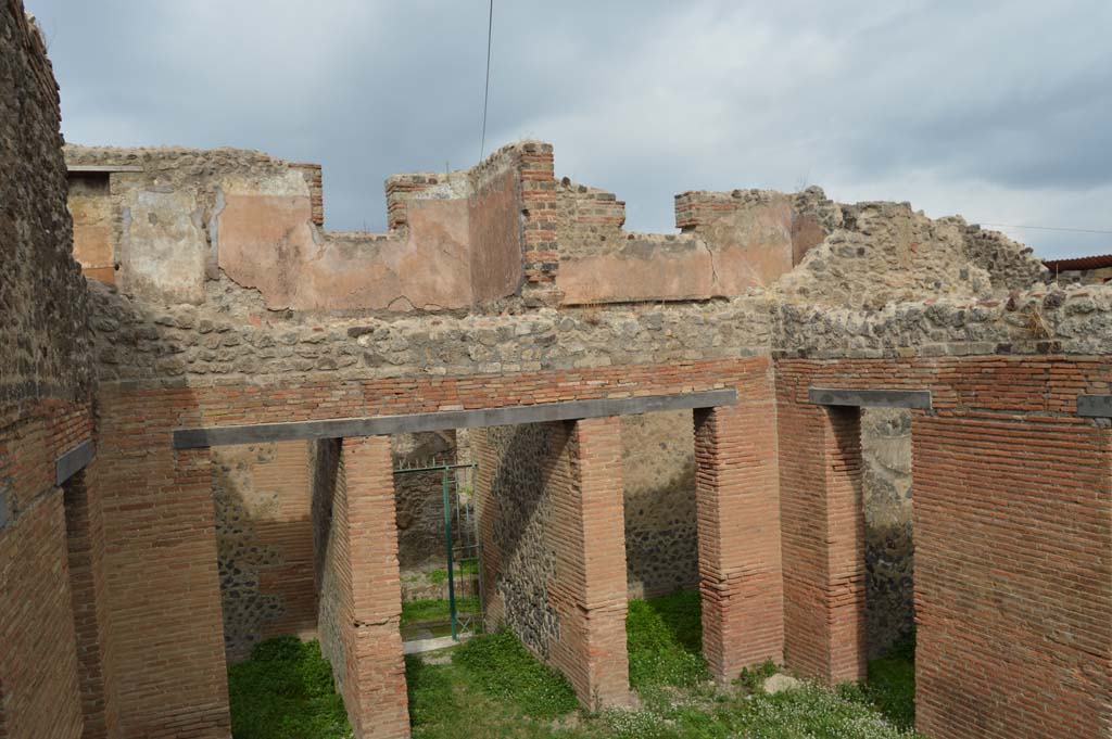 VII.2.18 Pompeii. October 2017. Looking north-east towards upper floor, and rooms 2 and 3 in north-east corner of atrium, on right..
Foto Taylor Lauritsen, ERC Grant 681269 DÉCOR.
