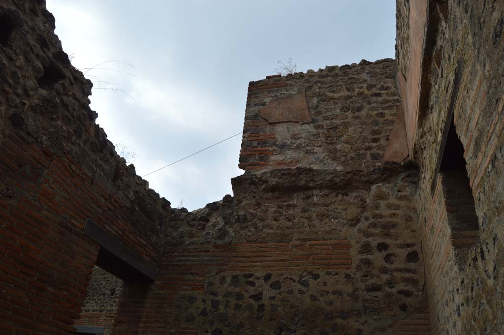 VII.2.18 Pompeii. October 2017. Room 2, west wall and remains of painted decoration on upper floor.
Foto Taylor Lauritsen, ERC Grant 681269 DÉCOR.
