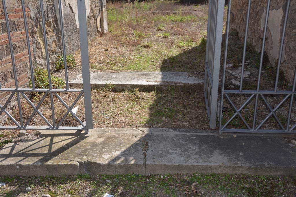 VII.2.20 Pompeii. October 2019. Looking south from entrance doorway threshold towards vestibule threshold to fauces.
Foto Annette Haug, ERC Grant 681269 DÉCOR.
