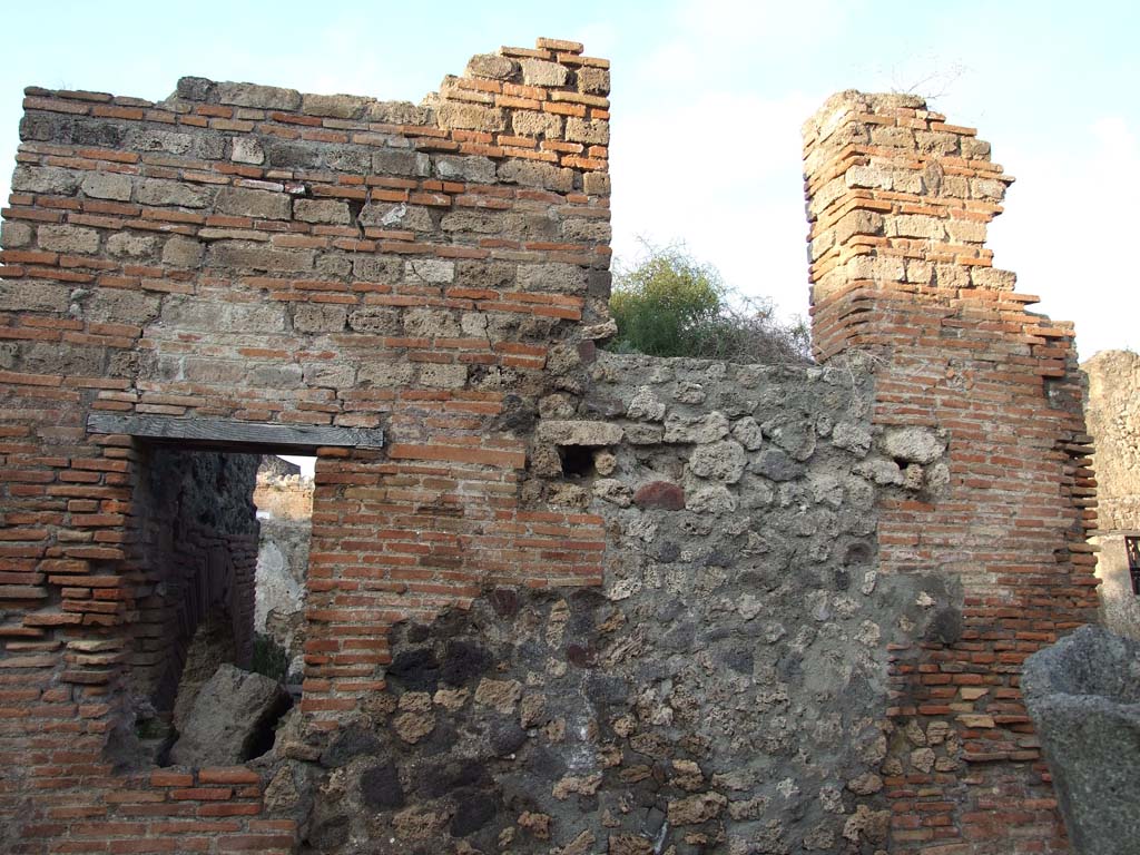 VII.2.22 Pompeii. December 2006. South wall of oven, looking north. 