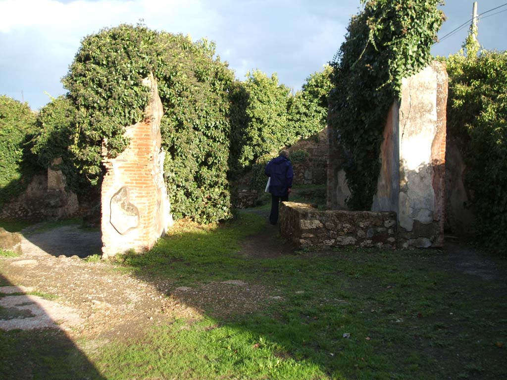 VII.2.23 Pompeii. December 2004. Looking east across atrium towards tablinum.