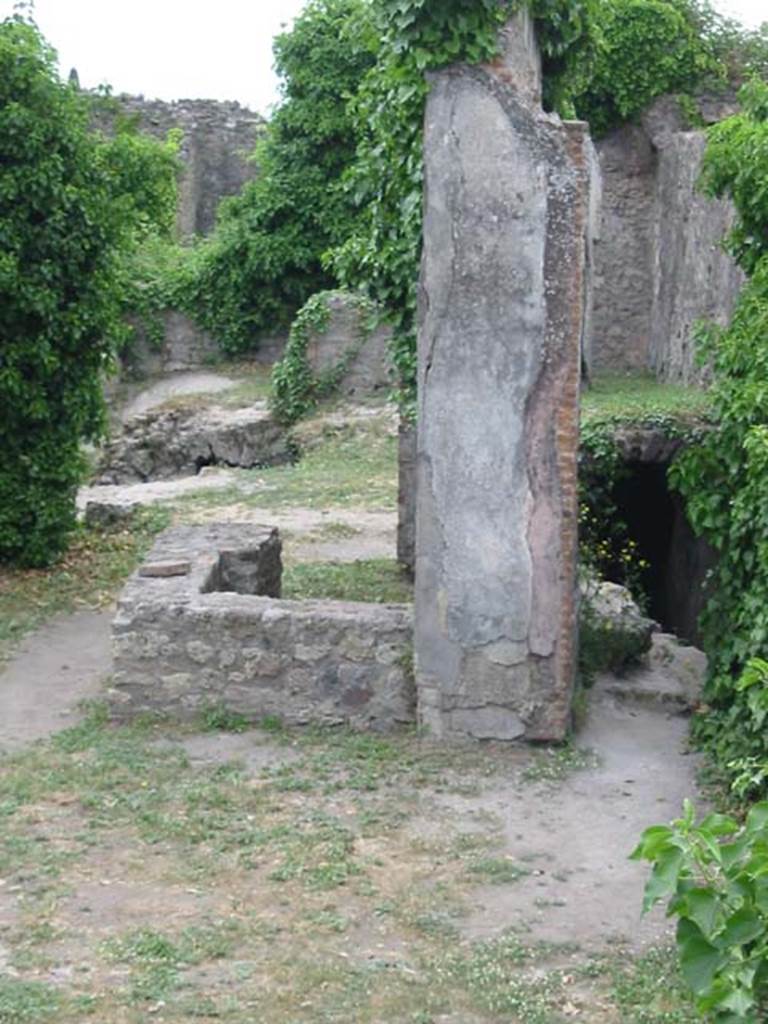 VII.2.23 Pompeii. May 2003. Podium/counter built out from the south wall of the tablinum. Photo courtesy of Nicolas Monteix