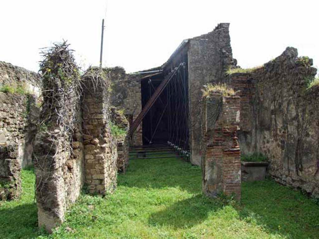 VII.2.25 Pompeii. March 2009. Looking east across atrium to viridarium or garden area.