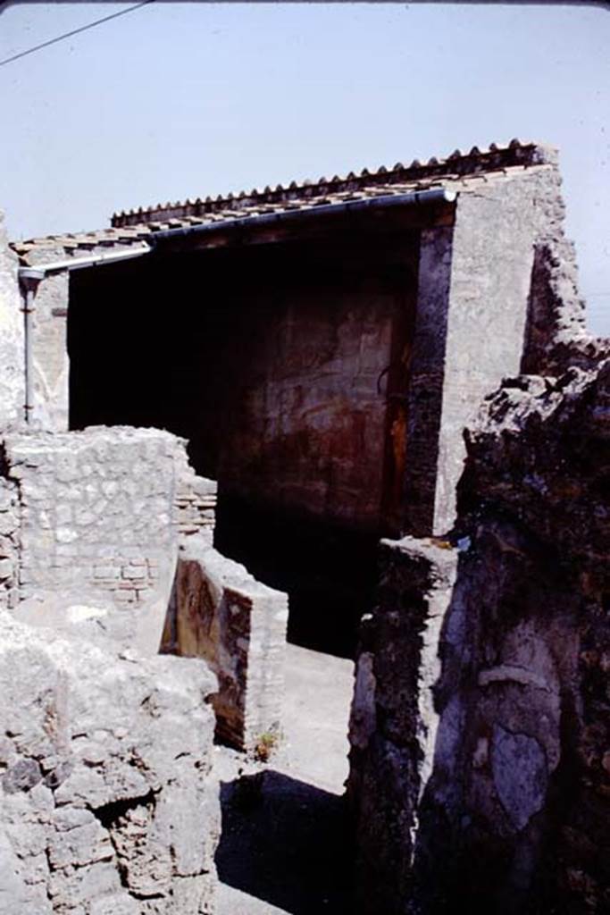 VII.2.25 Pompeii. 1966. Looking through the small oecus doorway towards the garden area with painted walls. Photo by Stanley A. Jashemski.
Source: The Wilhelmina and Stanley A. Jashemski archive in the University of Maryland Library, Special Collections (See collection page) and made available under the Creative Commons Attribution-Non Commercial License v.4. See Licence and use details.
J66f1009
