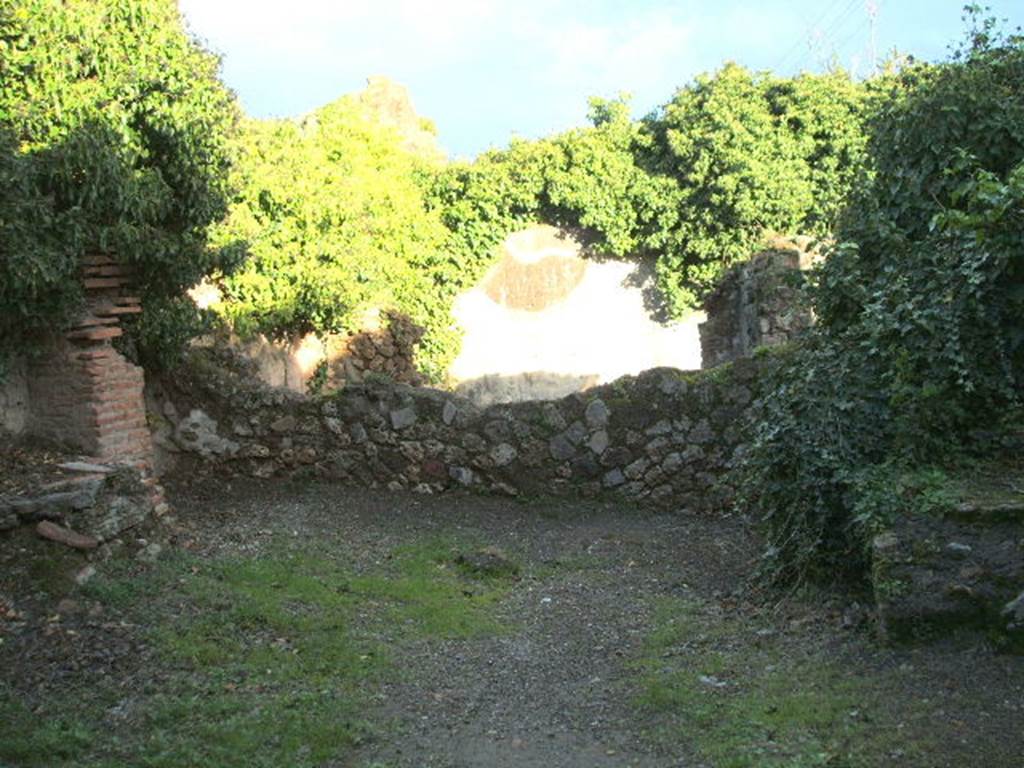 VII.2.27 Pompeii. December 2004. Looking east towards garden and triclinium of VII.2.35.